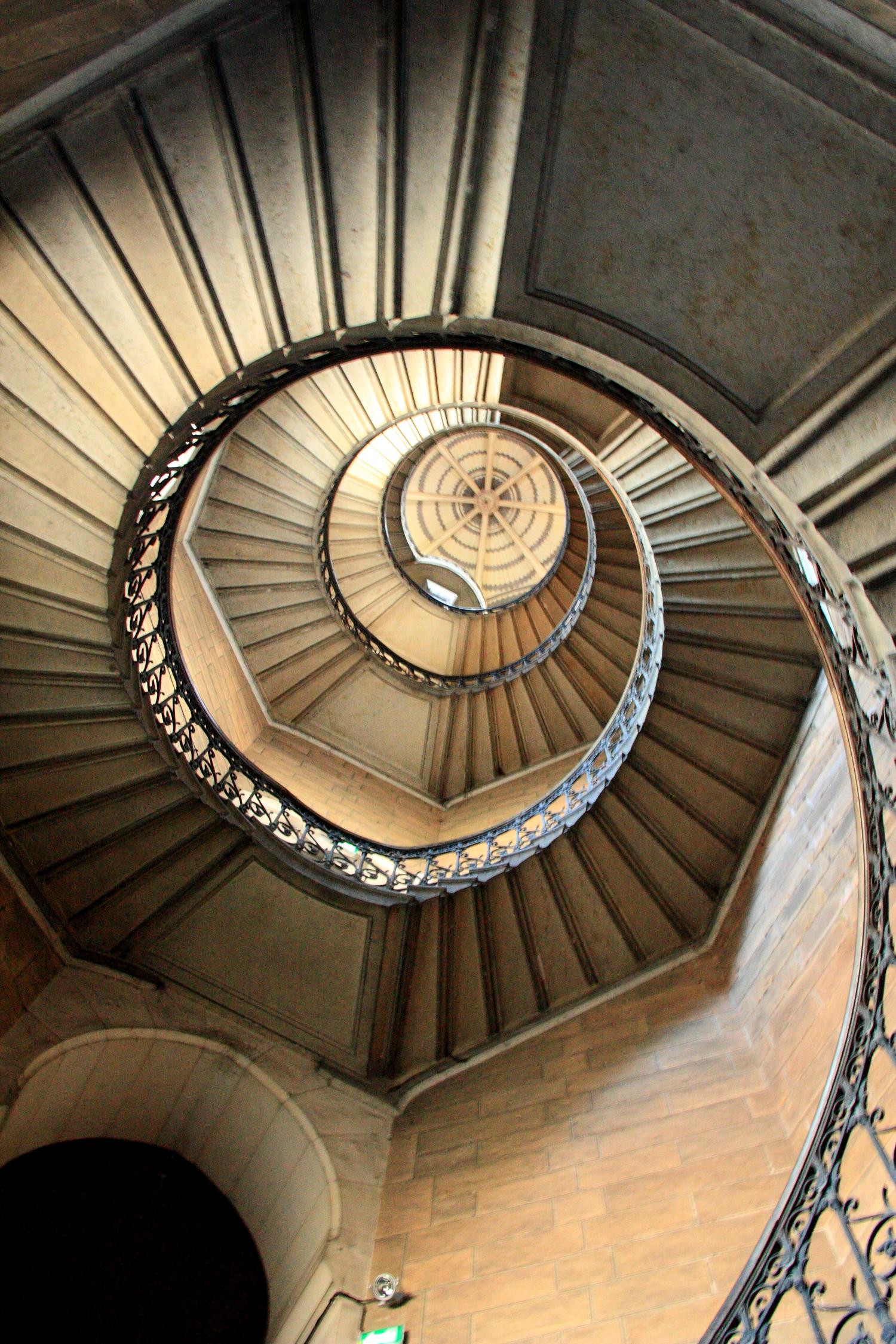 [Escalier de la tour de la Justice dans la basilique de Fourvière]