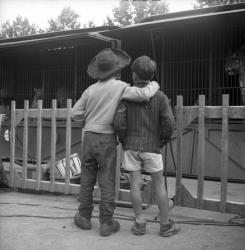 [Deux enfants côte à côte]