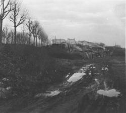 [Vue sur l'entrée du bidonville]