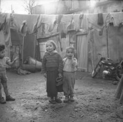 [Portrait de deux petites filles]