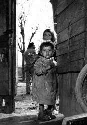 [Un garçon et une fille près d'une remise]