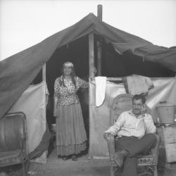 [Mami Zanko sur le seuil de sa maison, en compagnie d'un de ses fils]