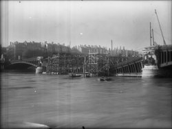 [Pont Lafayette en reconstruction]