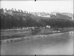 [Préparation du quai en prévision du pont provisoire édifié durant les travaux de reconstruction du pont Morand]