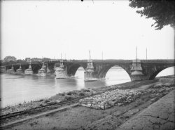 [Destruction des ponts de Lyon par l'armée allemande en septembre 1944 : le pont de la Guillotière sur le Rhône]