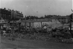[Bombardement de Lyon par l'aviation alliée : une rue sinistrée, à Vaise]