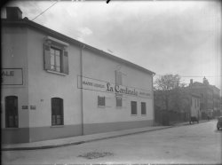 [Parfumerie l'Initiale : façade sur rue]