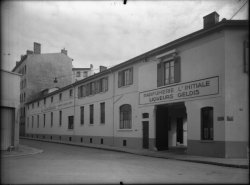 [Parfumerie l'Initiale : porte cochère]