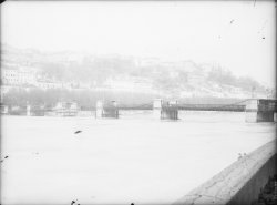 [Pont Vaïsse, face à la place d'Helvétie]