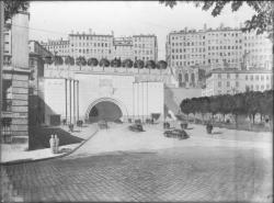 [Dessin de l'entrée du tunnel routier de la Croix-Rousse et de la place Louis Chazette]