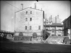 [Maisons situées place Louis Chazette]