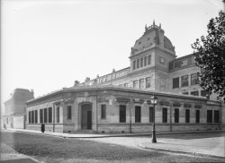 [Groupe scolaire à l'angle de la place Garibaldi et de la rue de la Buire]