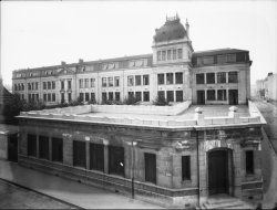 [Groupe scolaire à l'angle de la place Garibaldi]