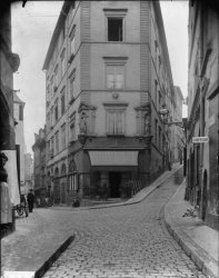 [Place de la Trinité : perspective Sud vers la montée du Gourguillon]