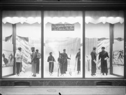 [Magasin "La Belle Jardinière", 62, rue de la République : vitrine de la succursale lyonnaise avec mannequins]