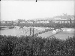 [Reconstruction de la passerelle du Collège]