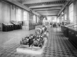 [Station de la Doua, relais radiotélégraphique et radiotéléphonique : vue d'ensemble sur la salle des machines]