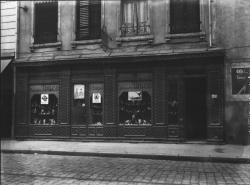 [Devanture d'un magasin de chaussures Unico (Loche, gérant)]