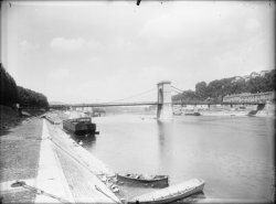 [Pont Masaryk : pile centrale d'un pont suspendu]
