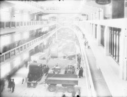 [Foire internationale de Lyon : vue d'ensemble d'un hall d'exposition du Palais]