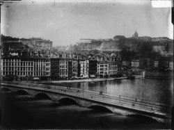 [Inondations de Lyon (1856) : vue de la montée des eaux sur le pont du Change et le quai de Bondy]