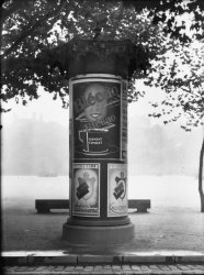 [Colonne Morris, place Bellecour : publicité Blécao]