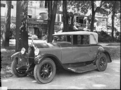 [Voiture stationnée à l'intérieur du parc de la Tête-d'Or]