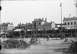 [Courses vélocipédiques de Villefranche 15 mai 1892 : vue sur la foule et sur les tribunes]