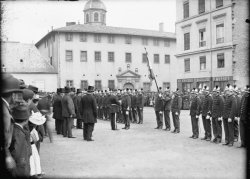 [Remise de décorations par le sous-préfet Bonini, place de la Sous-Préfecture (Villefranche-sur-Saône)]