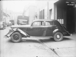 [Voiture Hotchkiss accidentée à l'angle de la rue Pierre Corneille et de la rue de Bonnel]