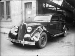 [Voiture Hotchkiss accidentée à l'angle de la rue Pierre Corneille et de la rue de Bonnel]