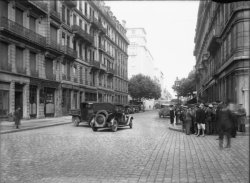 [Voiture accidentée à l'angle de la rue Pierre Corneille et de la rue de Bonnel]