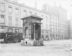 [La pompe de la place Grolier]