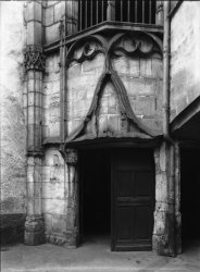 [Porte d'église (?) de style gothique à Vienne (Isère)]