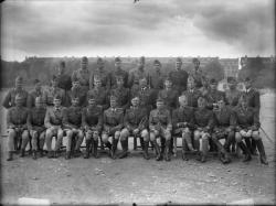 [Militaires à la caserne de la Part-Dieu (?) : portrait de groupe]