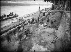 [Travaux de reconstruction de la passerelle Morand (23 octobre 1944)]