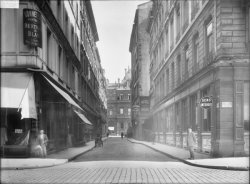 [La rue Dubois vue depuis la rue de l'Hôtel-de-Ville]