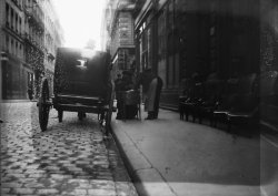 [Devant la boutique d'un antiquaire, rue Gasparin, à la fin du XIXe siècle]