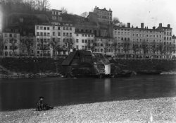 [Vue du bateau-moulin sur le Rhône, quai Saint-Clair]