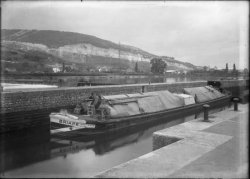 [Compagnie nationale du Rhône (C.N.R.) : péniche "Briare" à l'écluse de Couzon-au-Mont-d'Or]