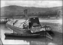 [Compagnie nationale du Rhône (C.N.R.) : péniche "Briare" passant l'écluse de Couzon-au-Mont-d'Or]