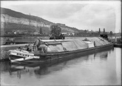 [Compagnie nationale du Rhône (C.N.R.) : péniche "Briare" passant l'écluse de Couzon-au-Mont-d'Or]