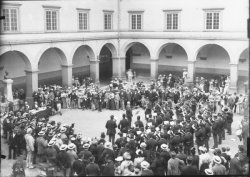 [Fanfare dans la cour du lycée de la Martinière]