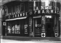 [Grande Pharmacie Lyonnaise, à l'angle de la rue du Président Carnot et de la rue de Jussieu : vue extérieure]