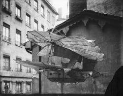 [Maquette d'un aéroplane et propulseur Pompeïen]