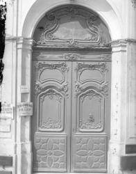 [19, place Tolozan : porte cochère sculptée de la maison Antoine Tolozan]