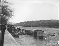 [Inondations de Lyon (1896) : le pont Lafayette lors des crues du Rhône]