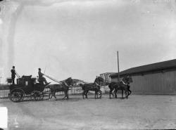 [Voiture tirée par des chevaux]