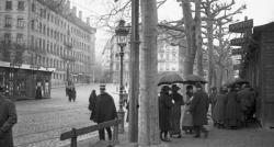 [Foire de Lyon : visiteurs devant les stands du quai Saint-Clair]