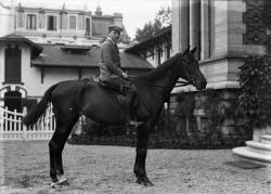 [Jeune homme à cheval]